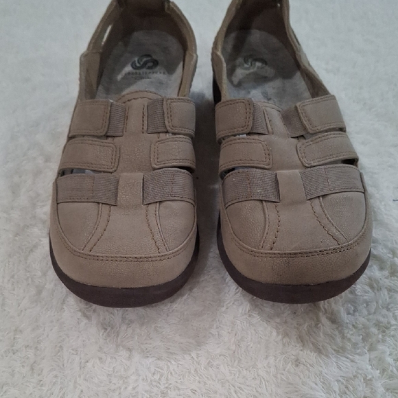 Clarks Tan Cushioned Sandals - Picture 3 of 6